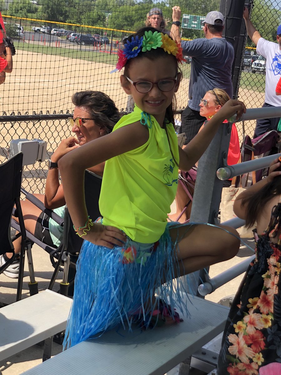 dncbenton5's tweet photo. Cheering for a Wolverine win!! ⁦@HawaiianHitfest⁩ #HawaiianHitfest20 #Wolverine202011A https://t.co/SflVWCc8Df