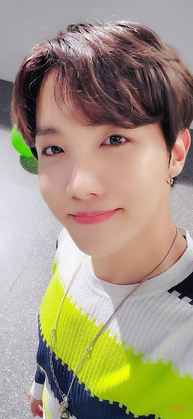 Bangpink holding the entire galaxy in their eyes ; a devastating thread