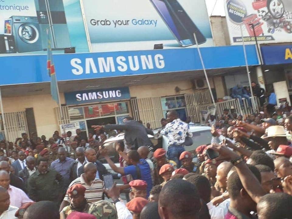 justinomokala's tweet photo. #RDC Une visite surprise de Joseph #Kabila chez #Samsung.
 Difficile de l'identifier avec son public . 
Une  popularité qui augmente chaque jour @FalialaKiza @JPKambila https://t.co/HxdmHupZjz