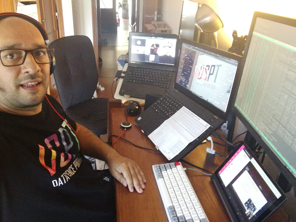 RJSMarques's tweet photo. #DSPTDayOnline #DSDesk on Saturday. The beers are hidden obviously!!! :D https://t.co/0Phsyzhd9Z