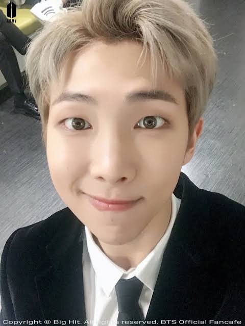 Bangpink holding the entire galaxy in their eyes ; a devastating thread