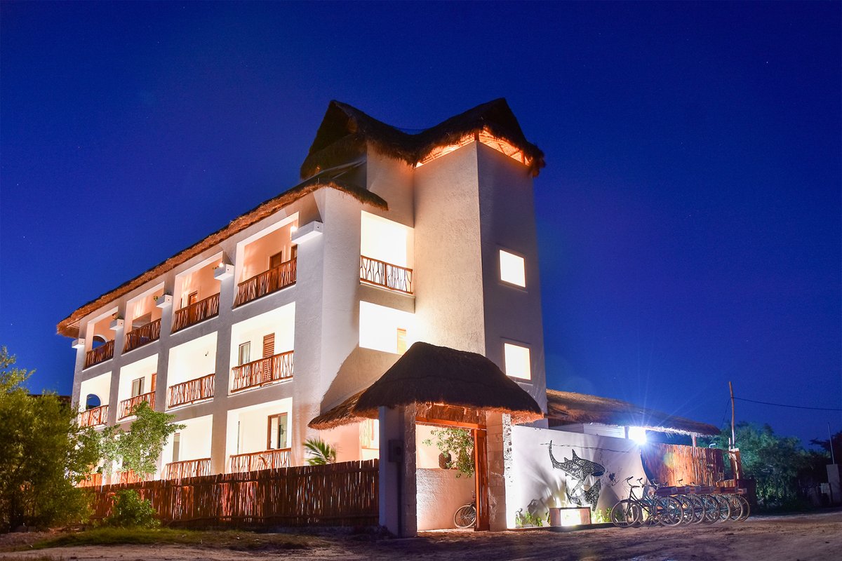 elholboxeno's tweet photo. Casa HX está ubicado en el lado oeste de Holbox en Punta Cocos, famoso por la bioluminiscencia.... https://t.co/sHCkls0swz https://t.co/KeMvVHQRWF