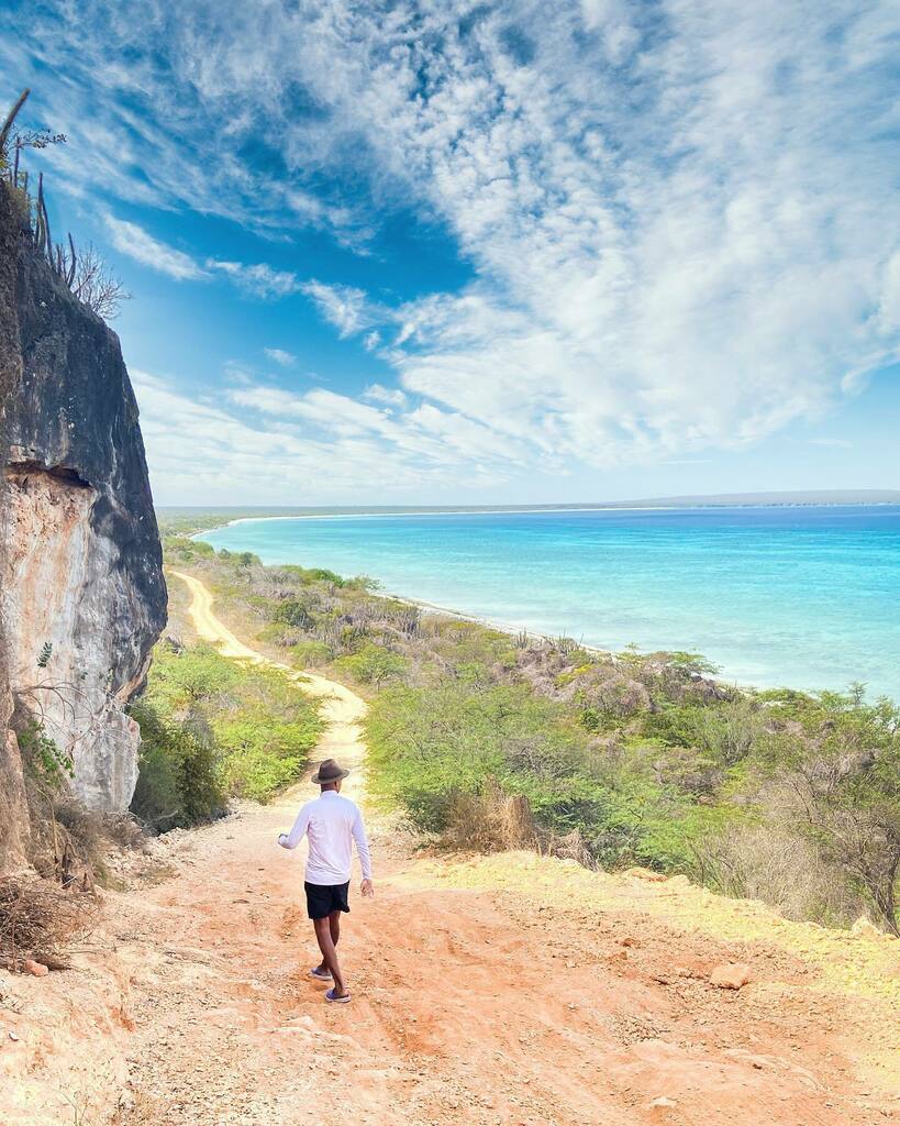↴🇩🇴🌴Una postal desde el Sur de República Dominicana. 

Soy un fanático de la  zona sur de nuestro país, 🇩🇴😍he venido incontables veces  a esta zona y cada travesía es una experiencia distinta que contar. 

🇩🇴En mi último recorrido regresamos a #BahiadelasAguilas, y esta vez …