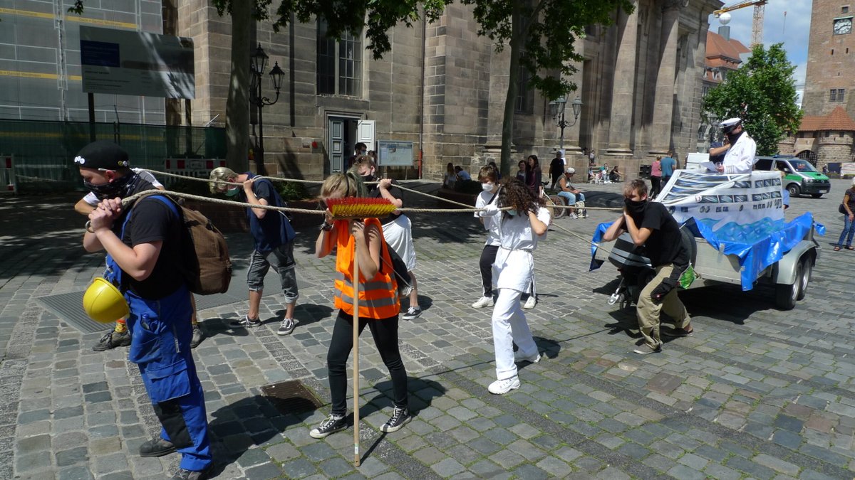 Prolos_Nbg's tweet photo. #NichtaufunseremRücken-Aktionstag: AgitProp in Nürnberg – Des Einen Elend, des Anderen Luxusyacht.
Zusammen mit GenossInnen der ROJA und der @SRA_Regensburg haben wir heute in der Nürnberger Innenstadt eine Yacht gekapert.
#ProlosJetztMitYacht
Zum Bericht: https://t.co/90zmPCgHR1 https://t.co/ZOjjas4XrL