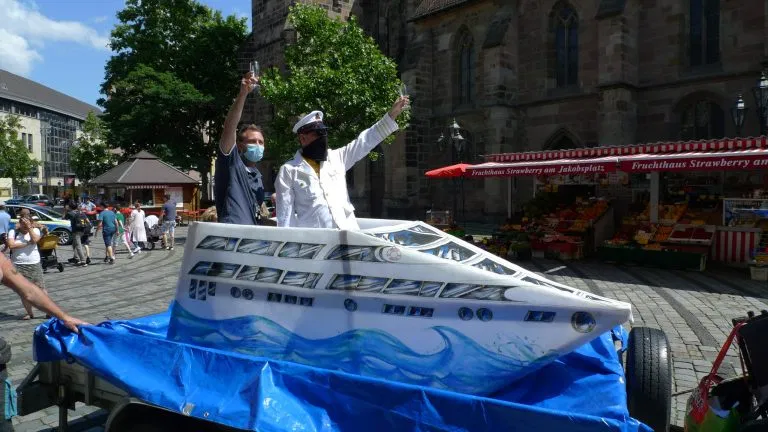 #NichtaufunseremRücken-Aktionstag: AgitProp in Nürnberg – Des Einen Elend, des Anderen Luxusyacht.
Zusammen mit GenossInnen der ROJA und der <a href="/SRA_Regensburg/">SozialrevolutionäreAktion</a> haben wir heute in der Nürnberger Innenstadt eine Yacht gekapert.
#ProlosJetztMitYacht
Zum Bericht: prolos.info/2020/07/18/nic