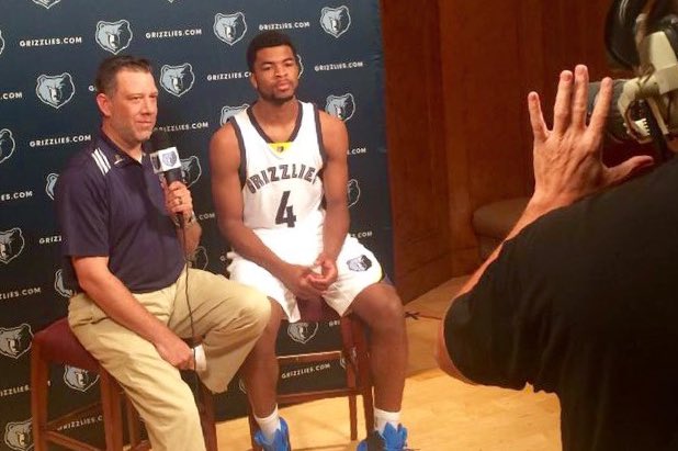 thefishnation's tweet photo. #NBAFriends
Today I salute Andrew Harrison. He always played hard even through criticism. 14 players have worn #5 for @memgrizz
Only Courtney Lee played more games for Grizz than Harrison who wore #4 in this photo https://t.co/NXtl28BLkU