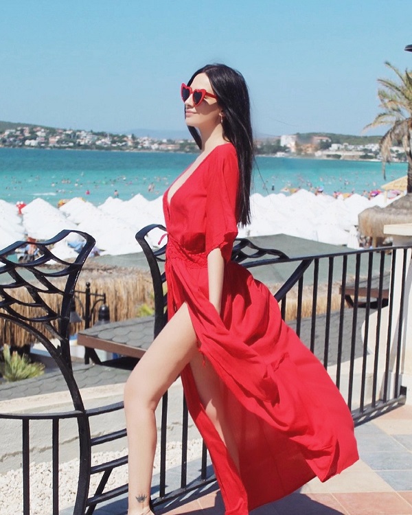 magazinsortie's tweet photo. Yerli Monica'nın tatil keyfi! https://t.co/SolqusAGSn #MagazinSortie @magazinsortie aracılığıyla #ZilanDuru #MonicaBelluci https://t.co/R4ouDw29NK