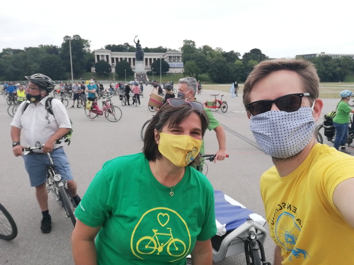 KoehlerClaudia7's tweet photo. #Ringradeln auf dem #Altstadtring #Theresienwiese mit @ADFC_Muenchen @Radentscheid_M und viele Altbekannte @Gruene_Muenchen @gudruncita @ThomasSarnowski @KilianKorner @GeorgNitsche47 @Schoenemannflo @TKellerm https://t.co/U86DwFrwws
