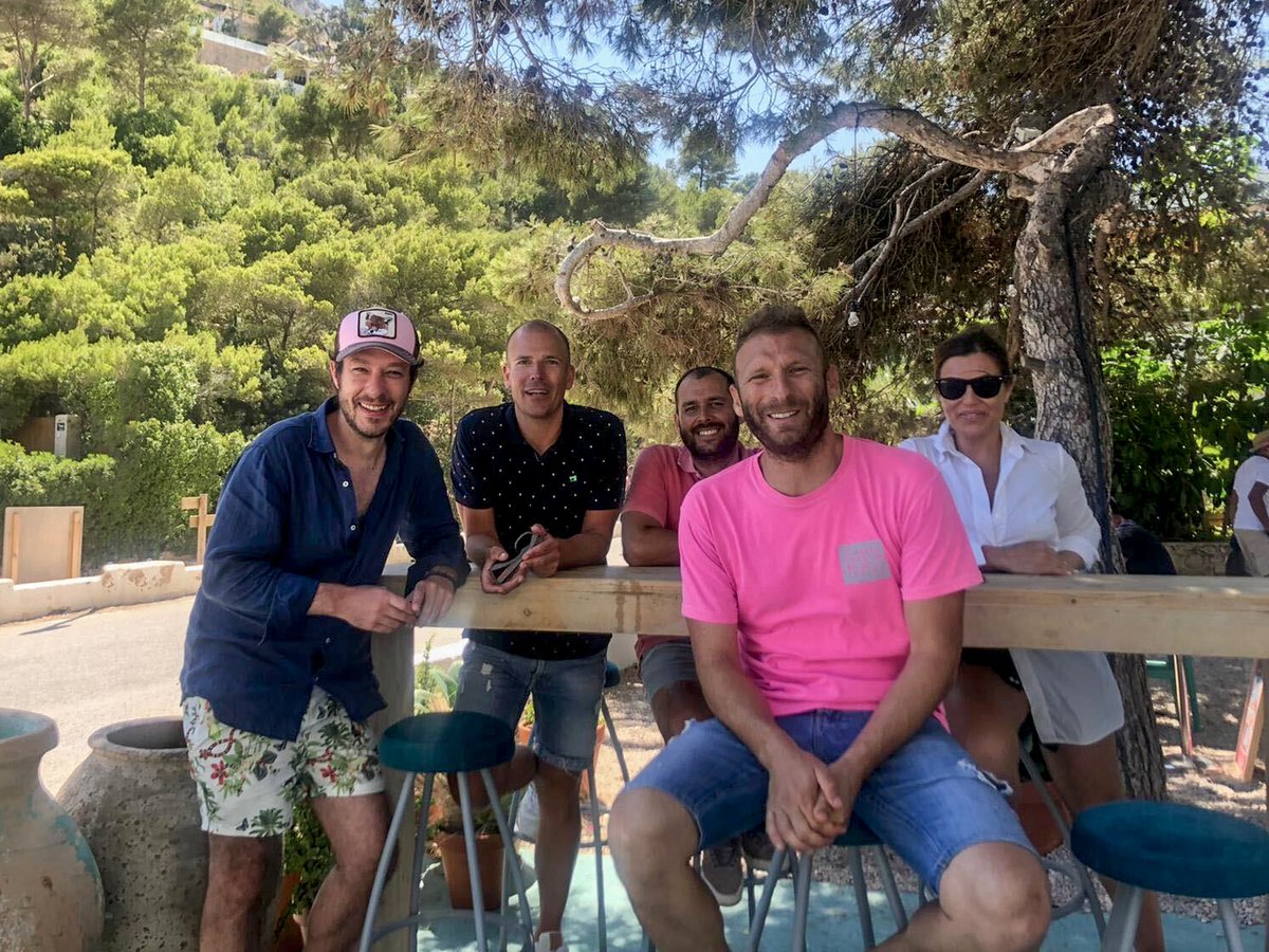 Hoy comparto con vosotros una foto con tres buenos amigos y mi mujer en La <a href="/bandideta/">La Bandideta</a> Beach Bar, en plena Cala #LaGranadella, un lugar para disfrutar frente al mar de toda la esencia de Xàbia.
#SummerTime #Granadella