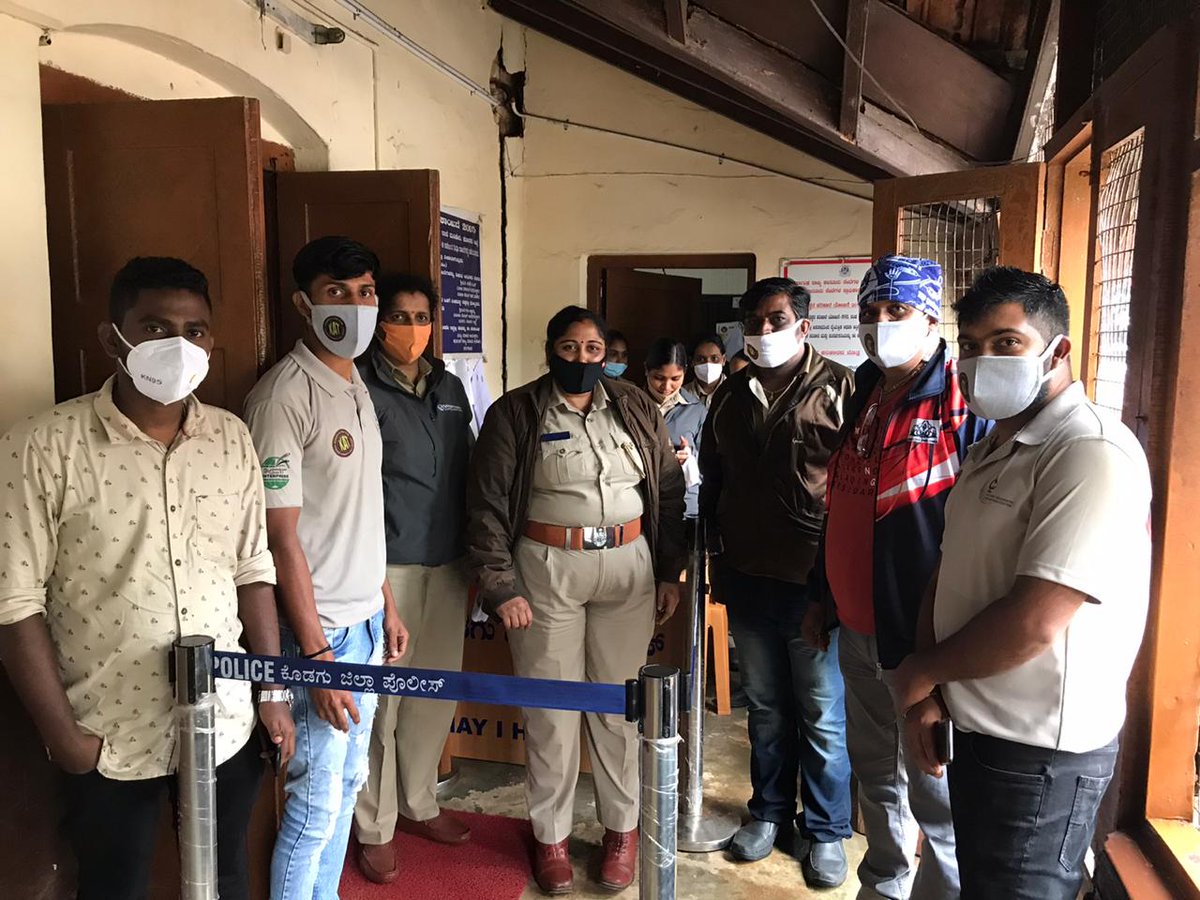KodaguTeam's tweet photo. #ಮಡಿಕೇರಿ_ಮಹಿಳಾ_ಠಾಣೆಯಲ್ಲಿ ಸಿಬ್ಬಂದಿ ವರ್ಗಕ್ಕೆ ಮಾಸ್ಕ್ ವಿತರಿಸಿದ #ಕೊಡಗು_ಆಕ್ಷನ್_ಟೀಂ. https://t.co/fT4eN5KLwR