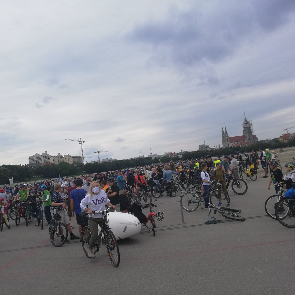 KoehlerClaudia7's tweet photo. #Ringradeln auf dem #Altstadtring #Theresienwiese mit @ADFC_Muenchen @Radentscheid_M und viele Altbekannte @Gruene_Muenchen @gudruncita @ThomasSarnowski @KilianKorner @GeorgNitsche47 @Schoenemannflo @TKellerm https://t.co/U86DwFrwws