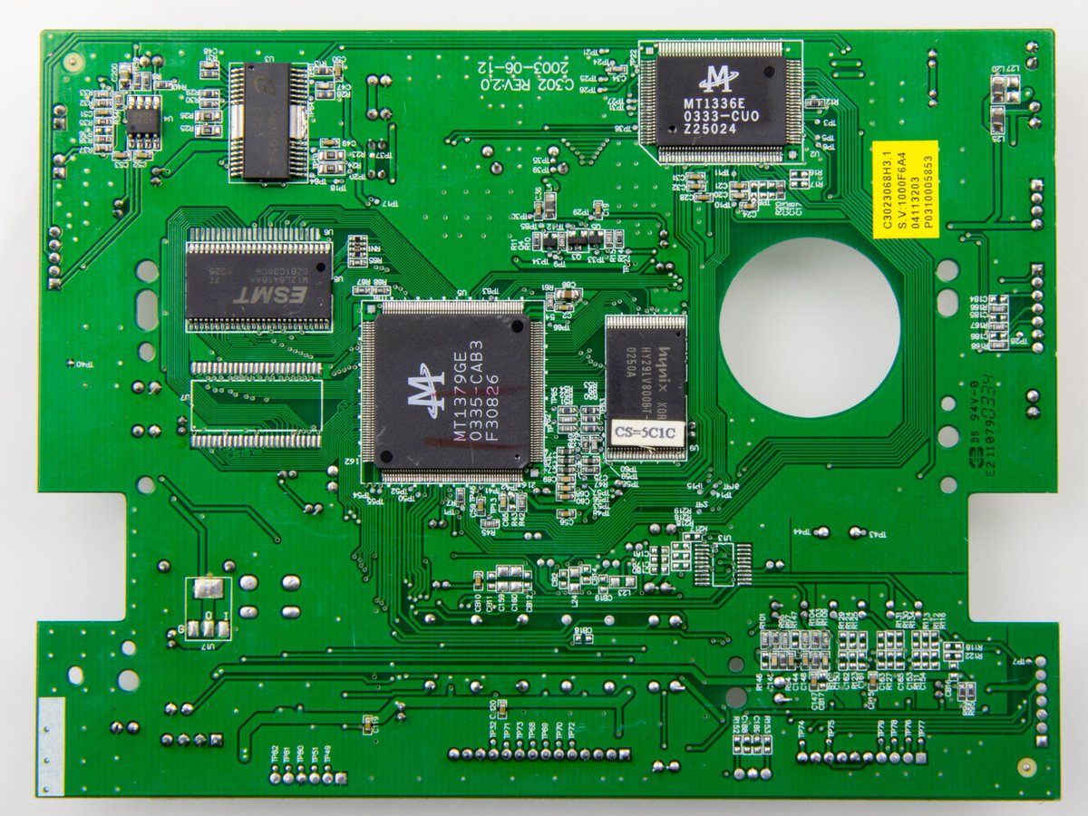 PcbDawei's tweet photo. Its conductive features include copper traces, pads, heat sinks, or conductive planes. 

The mechanical structure is made with insulating material laminated between layers of conductive material. 

The overall structure is plated and covered with a non-conductive solder mask. https://t.co/sKBqwkAuG3
