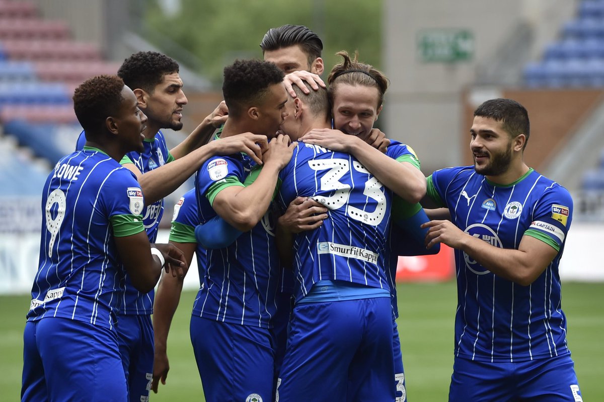 TodoFL's tweet photo. 💙  El @LaticsOfficial desde que el club entró en administración: 

👊 3-0 vs Stoke City

👎 3-0 vs Brentford

👊 1-0 vs QPR

✋ 0-0 vs Barnsley

👊 8-0 vs Hull

✋ 2-2 vs Charlton. 

🔴Cobrando el 20% de su nómina.

Compromiso y lucha por una camiseta. Honor a sus futbolistas. https://t.co/Ep9eBGHyhR