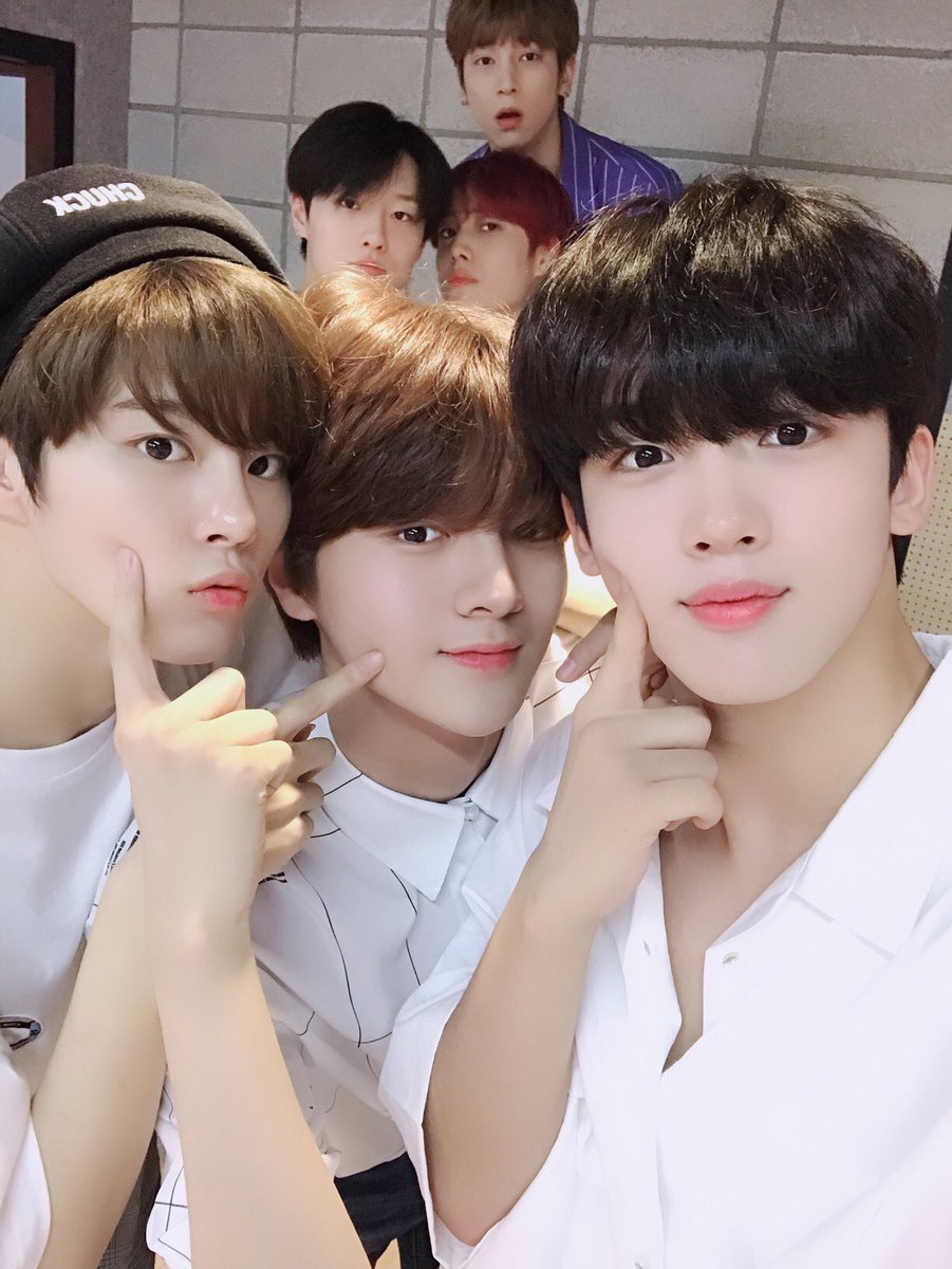 magayon_marilag's tweet photo. it's been a year since the perfect line up for PDX 101 was formed.. and i'm still here.. waiting for their comeback 😌 I am not giving up! One day, X1 &amp; One Its will be together again ✊🏼 @x1official101 @x1members 

#FlyHighX1
#BringBackX1
#X1Reboot
#SeeYouAgainX1
#OneIt #X1 https://t.co/CARsr4oIEP