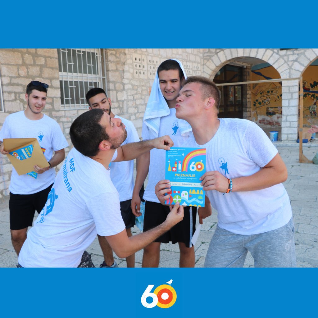 MdfSibenik's tweet photo. Ekipa iz Kičmatransa je kroz cijeli Festival 🎉 vrijedno skupljala 👏🏻 prazne plastične boce vode 💧, koje su otkupili i od tog novca 💸 izradili su majice 👕 za turnir.

Doživi rekreaciju 🏃🏻‍♂️na Festivalu! https://t.co/7UH9qsadt9