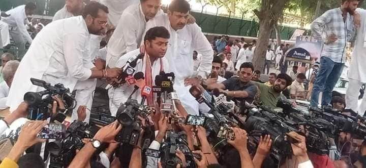 MainpalMeghwal's tweet photo. गलत काम का #विरोध करता हूँ और करूँगा क्यूंकि #भविष्य मे मुझे 
#लड़ने वालो मे गिना जाएगा #बिकने वालो मे नहीँ।

#Swabhimani @Tanwar_Indian https://t.co/UOBpspBTnc