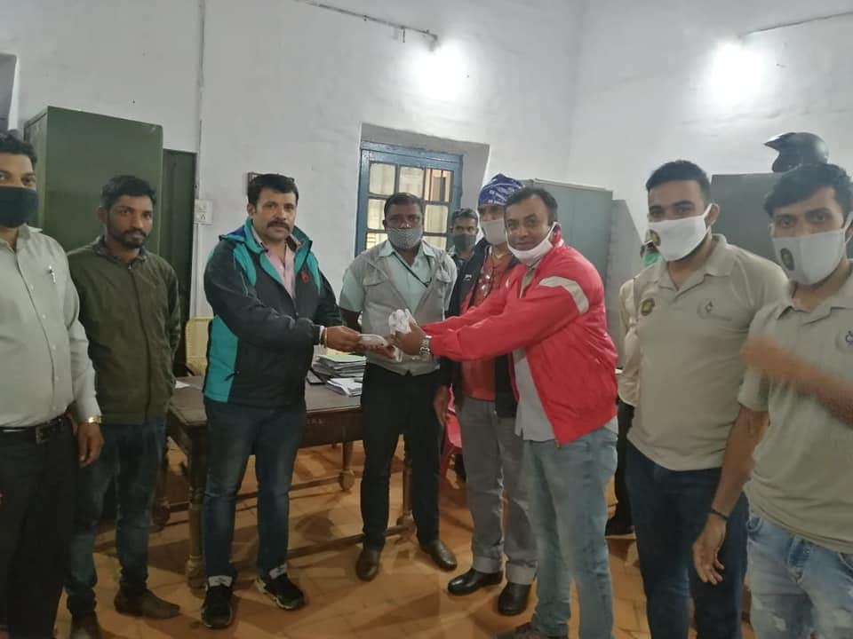 KodaguTeam's tweet photo. #ಕೊಡಗು_ಆಕ್ಷನ್_ಟೀಮ್ ವತಿಯಿಂದ #ನಾಪೋಕ್ಲು ಕಂದಾಯ ಇಲಾಖೆ ಅಧಿಕಾರಿಗಳಿಗೆ ಮಾಸ್ಕ್ ವಿತರಣೆ ಮಾಡುವ ಮೂಲಕ ಕೊರೋನಾ ಜಾಗೃತಿ ಹಾಗೂ ವಿಕೋಪಕ್ಕೆ ಸಹಾಯ ಸಹಕಾರ ನೀಡುವ ಭರವಸೆಯೊಂದಿಗೆ ನಮ್ಮ ಒಕ್ಕೂಟವನ್ನು ಪರಿಚಯ ಮಾಡಲಾಯಿತು. https://t.co/qrmEMYo4Ff