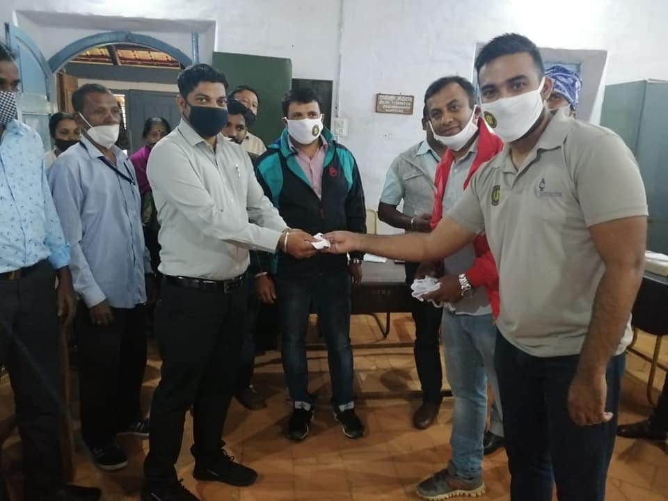 KodaguTeam's tweet photo. #ಕೊಡಗು_ಆಕ್ಷನ್_ಟೀಮ್ ವತಿಯಿಂದ #ನಾಪೋಕ್ಲು ಕಂದಾಯ ಇಲಾಖೆ ಅಧಿಕಾರಿಗಳಿಗೆ ಮಾಸ್ಕ್ ವಿತರಣೆ ಮಾಡುವ ಮೂಲಕ ಕೊರೋನಾ ಜಾಗೃತಿ ಹಾಗೂ ವಿಕೋಪಕ್ಕೆ ಸಹಾಯ ಸಹಕಾರ ನೀಡುವ ಭರವಸೆಯೊಂದಿಗೆ ನಮ್ಮ ಒಕ್ಕೂಟವನ್ನು ಪರಿಚಯ ಮಾಡಲಾಯಿತು. https://t.co/qrmEMYo4Ff