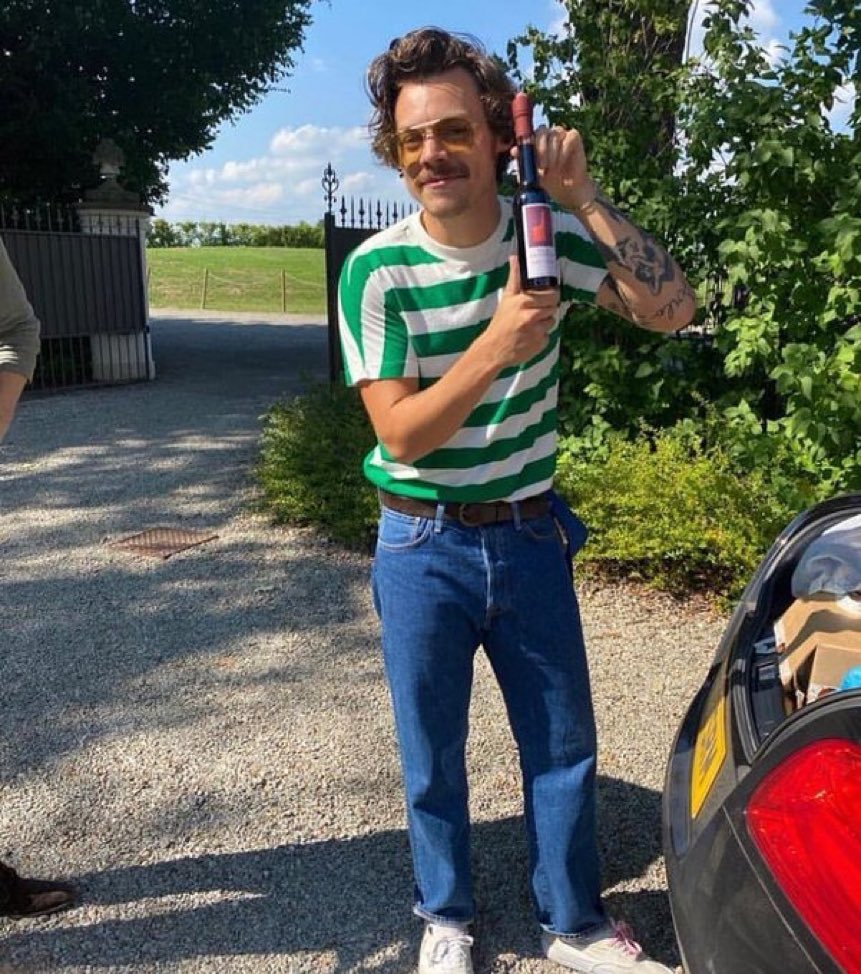 With1DNews's tweet photo. Harry in Italy yesterday! https://t.co/sWnvNAps14