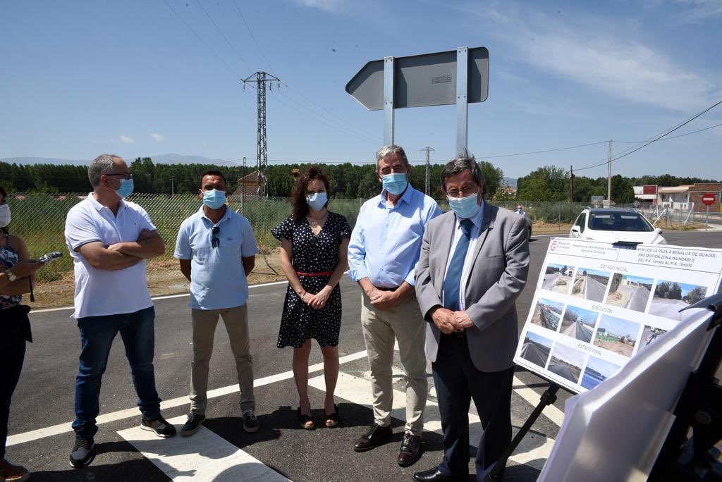 _PepeEntrena's tweet photo. En Benalúa visitando las obras de mejora de accesos a su polígono industrial. No estamos para perder ninguna opción de desarrollo en nuestro mundo rural. Y en Benalúa, con la futura ampliación del polígono, sin ninguna duda, la tenemos. https://t.co/5LgVltcqla