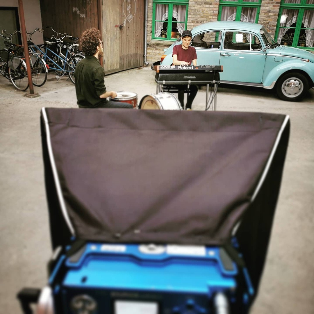 DoPchoice's tweet photo. Check out the DoPchoice SNAPBAG on the @Creamsource Micro
Repost from @videolab.dk:
#creamsource
#gaffers #lightingtech #filmmaker #filmlight #setlighting #lightingtechnician #setlighting #filmmaking #setlife #dp
#creamsourceMicroColour #creamsourceMicro https://t.co/iZzMnHRAKV
