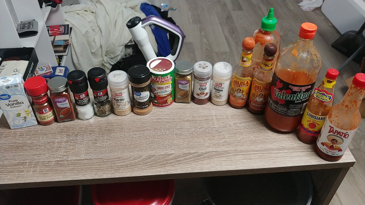 TomedyComedy's tweet photo. @lifesaparty I use a lot of fresh herbs when I do cook, so I don't keep thyme, oregano, basil, or parsley for very long. https://t.co/tnHIfdmdKp
