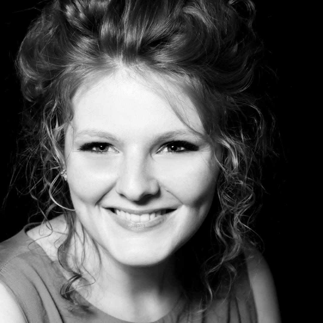FStreamAhead's tweet photo. Next up: Amy Fuller.

Chichester-based, when she’s not performing Soprano, Amy teaches Singing. Amy got married just before lockdown - it was the last time @AllThatMalarkey performed together. Fran was bridesmaid, and MD David; self-appointed ‘maid of honour’. https://t.co/w5EiFK7BZn