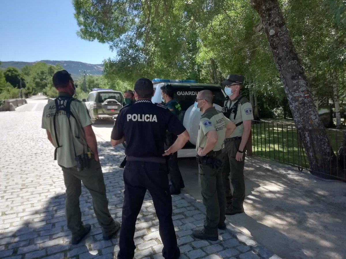 112cmadrid's tweet photo. A petición de aytos de #Rascafría y #Lozoya, #AgentesForestalesCM colabora con #PolicíaLocal y @guardiacivil en vigilar zonas fluviales informando de la prohibición del baño por razones sanitarias, según Orden 668/2020 de 19 de junio. 
Buena respuesta de la población informada. https://t.co/Y5Qir6VESV