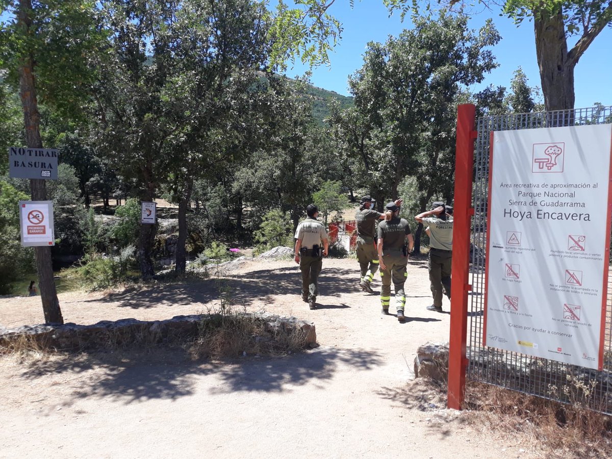 112cmadrid's tweet photo. A petición de aytos de #Rascafría y #Lozoya, #AgentesForestalesCM colabora con #PolicíaLocal y @guardiacivil en vigilar zonas fluviales informando de la prohibición del baño por razones sanitarias, según Orden 668/2020 de 19 de junio. 
Buena respuesta de la población informada. https://t.co/Y5Qir6VESV