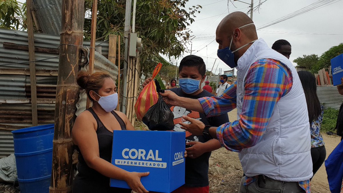 DHumanoEc's tweet photo. [#Guayas] La solidaridad del país llega a manos de las familias del barrio 24 de Mayo, en #MonteSinaí 📍. El #EquipoMIES recorrió este sector para entregar frutas, verduras y más alimentos 📦☑️ que les permitan afrontar la emergencia. 

#JuntosEcuador 🇪🇨

@Lenin @IvanGrandaM https://t.co/4Hi1UW51BZ