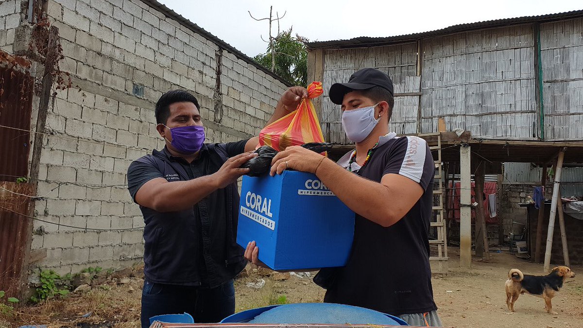 DHumanoEc's tweet photo. [#Guayas] La solidaridad del país llega a manos de las familias del barrio 24 de Mayo, en #MonteSinaí 📍. El #EquipoMIES recorrió este sector para entregar frutas, verduras y más alimentos 📦☑️ que les permitan afrontar la emergencia. 

#JuntosEcuador 🇪🇨

@Lenin @IvanGrandaM https://t.co/4Hi1UW51BZ