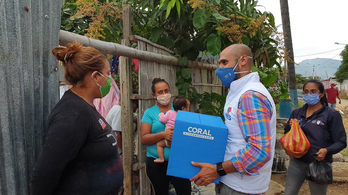 DHumanoEc's tweet photo. [#Guayas] La solidaridad del país llega a manos de las familias del barrio 24 de Mayo, en #MonteSinaí 📍. El #EquipoMIES recorrió este sector para entregar frutas, verduras y más alimentos 📦☑️ que les permitan afrontar la emergencia. 

#JuntosEcuador 🇪🇨

@Lenin @IvanGrandaM https://t.co/4Hi1UW51BZ