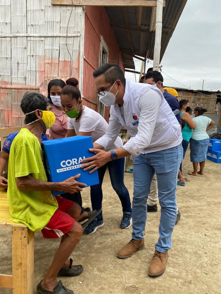 DHumanoEc's tweet photo. [#Guayas] La solidaridad del país llega a manos de las familias del barrio 24 de Mayo, en #MonteSinaí 📍. El #EquipoMIES recorrió este sector para entregar frutas, verduras y más alimentos 📦☑️ que les permitan afrontar la emergencia. 

#JuntosEcuador 🇪🇨

@Lenin @IvanGrandaM https://t.co/4Hi1UW51BZ