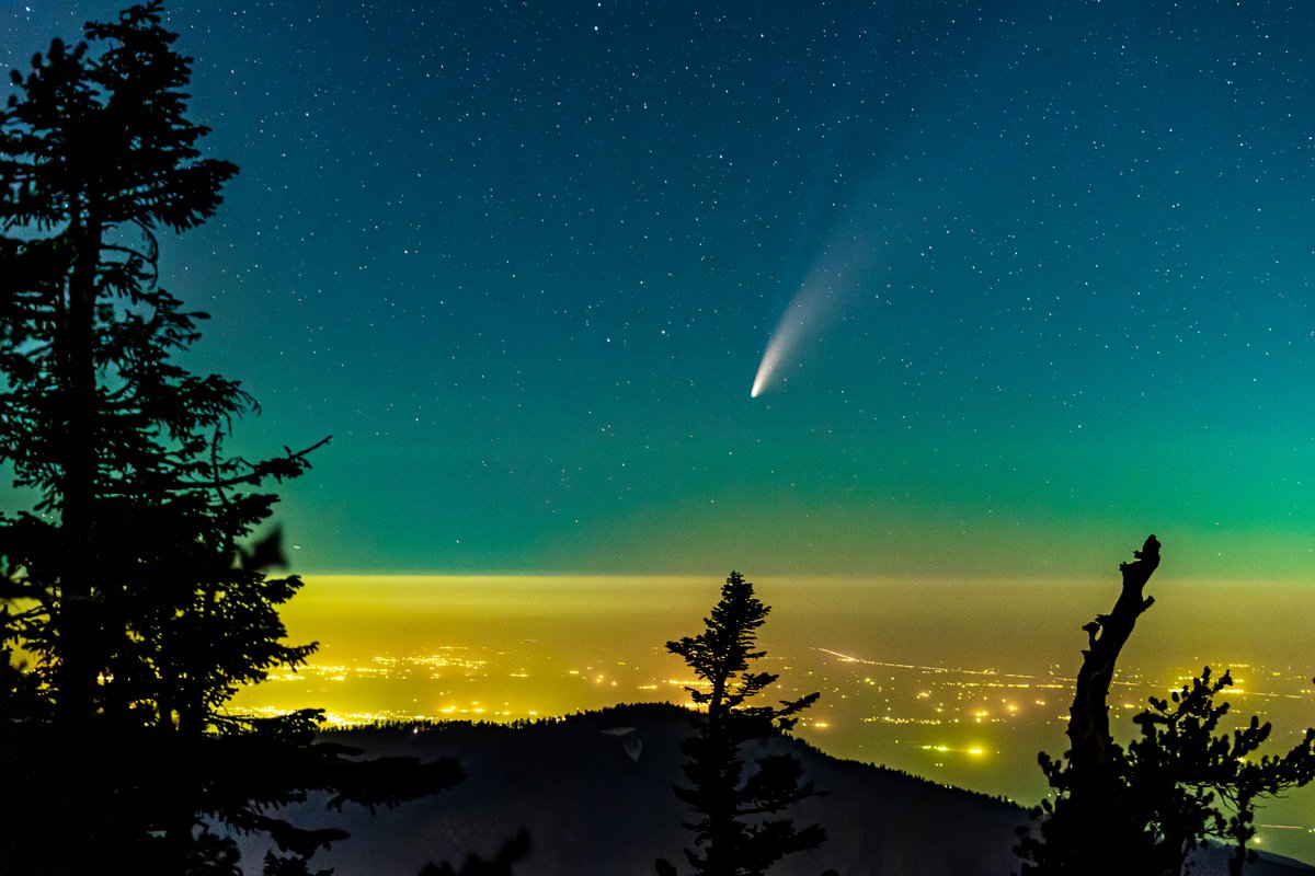 This is my photo of the #cometNeowise from atop Mt Pinos last night, one hour before I turned 32. It's quite a unique #birthday present, Cosmos! Thank You! ☄️🌟🎁🔭