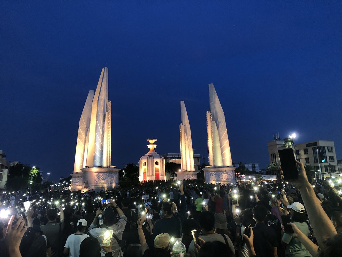 มันหน้าเศร้าตรงที่ไม่ว่าจะผ่านไปอีก30-40ปีนักศึกษาประชาชนไทยยังต้องออกมาเรียกร้อง ต่อสู้ทางการเมืองอยู่ ทำให้เห็นว่าคุณภาพของการมีประชาธิปไตยในไทยมันไม่เคยพัฒนาเลย เราไม่ได้อยากเป็นรุ่นพี่เหมือนใน14ตุลา แต่เราอยากเป็นเราที่ชนะเผด็จการและเป็นจุดเปลี่ยนของประเทศได้ #เยาวชนปลดแอก