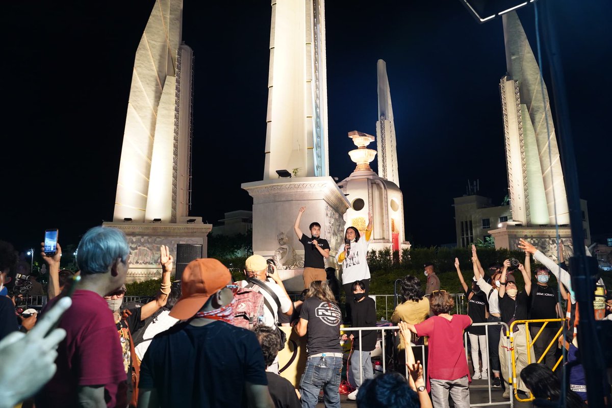 prachatai's tweet photo. 00.00 น. ที่อนุสาวรีย์ประชาธิปไตย  แกนนำ #เยาวชนปลดแอก และ สนท. ประกา���ยุติการชุมนุม
แกนนำผู้ชุมนุม ประกาศด้วยว่า ยังยืนยันว่าจะต้องได้รับคำตอบจากรัฐบาลภายใน 2 สัปดาห์ จาก 3 ข้อเรียกร้อง ไป คือ 1. เรียกร้องให้ประกาศยุบสภา 2. หยุดคุกคามประชาชน และ 3. ร่างรัฐธรรมนูญฉบับใหม่ https://t.co/0RNxA8siDm