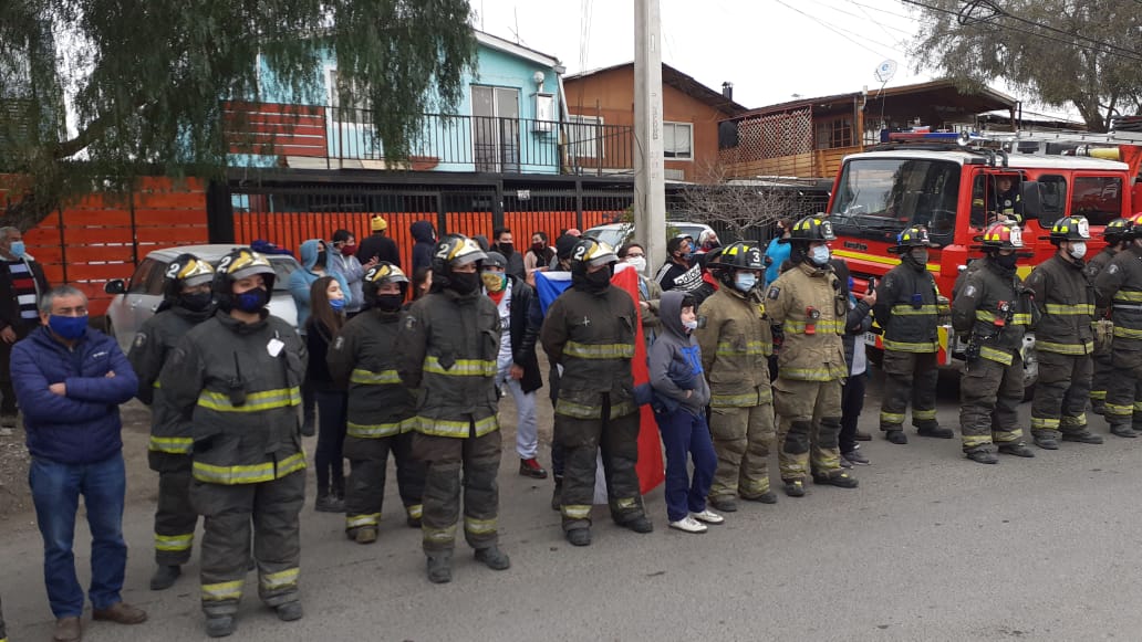 BomberosdeChile's tweet photo. “Estamos pidiendo un terreno para continuar la operatividad, la colaboración de @Minvu, no podemos permitir que la delincuencia nos gane, el CB de San Bernardo no va a permitir que se vulnere la vida de nuestros bomberos” señaló el Superintendente, Fabián Bustamante. https://t.co/pssLaX9us9