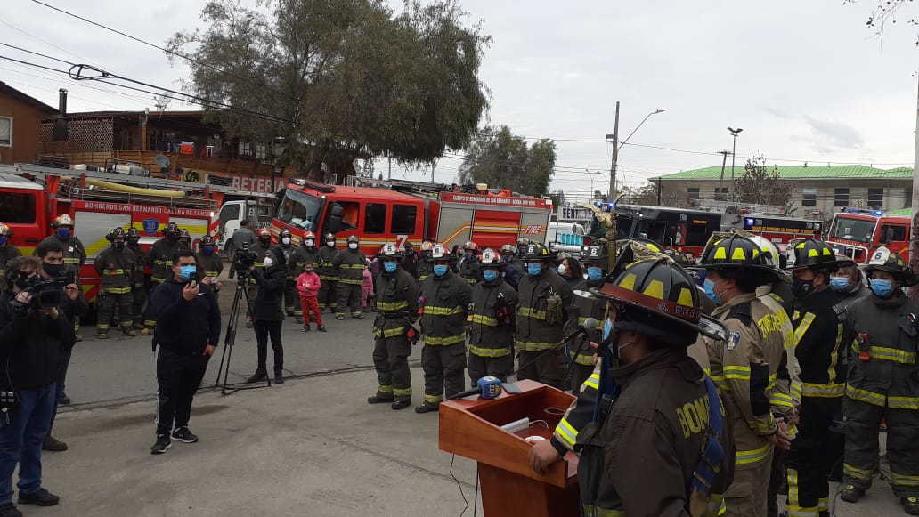 BomberosdeChile's tweet photo. “Estamos pidiendo un terreno para continuar la operatividad, la colaboración de @Minvu, no podemos permitir que la delincuencia nos gane, el CB de San Bernardo no va a permitir que se vulnere la vida de nuestros bomberos” señaló el Superintendente, Fabián Bustamante. https://t.co/pssLaX9us9