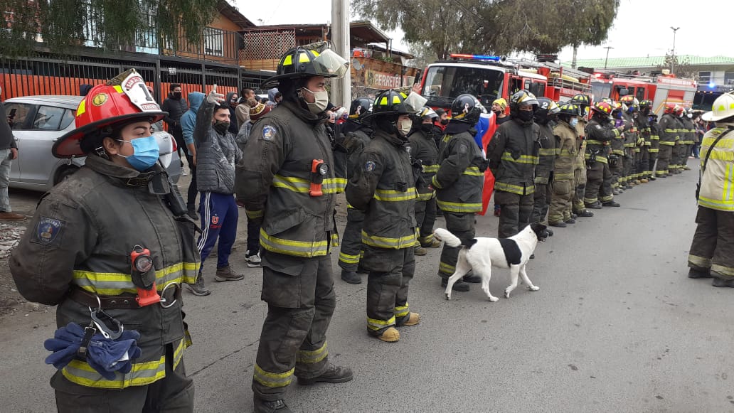 BomberosdeChile's tweet photo. “Estamos pidiendo un terreno para continuar la operatividad, la colaboración de @Minvu, no podemos permitir que la delincuencia nos gane, el CB de San Bernardo no va a permitir que se vulnere la vida de nuestros bomberos” señaló el Superintendente, Fabián Bustamante. https://t.co/pssLaX9us9