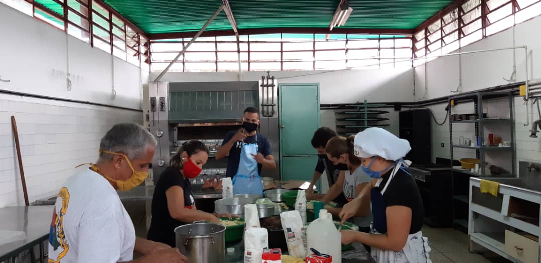 CarmenCarreroS's tweet photo. #Hoy en CFS Negro Primero #Tariba, el Gte del #INCES #Tachira @GeovanniG21, Jefa del Centro Turismo Tatiana Monsalve y su equipo de trabajo, "Elaboración de Tortas" para los niños de los PASI de #SanCristobal, colaboración del @WuikelmanAngel Pdte. del #INCES. #IncesSolidario https://t.co/1ys7F0msOW