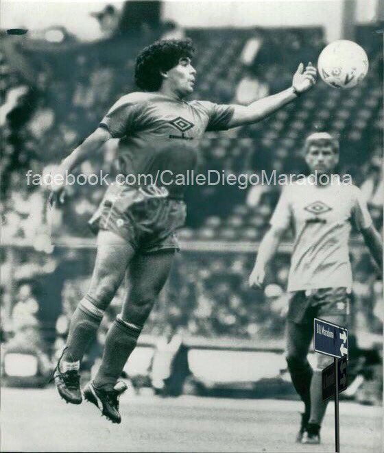 diego1010ar's tweet photo. 8/8/87
#Maradona jugó en #Wembley Se enfrentaron los combinados del “Centenario de la Liga de Futbol XI” vs “Resto del Mundo XI”, finalizando 3-0 a favor de los locales. En la entrada en calor apareció otra vez “La mano de Dios”, cómo un año antes en Mexico.
Gracias @MaradoPics https://t.co/nZxwyegYPv