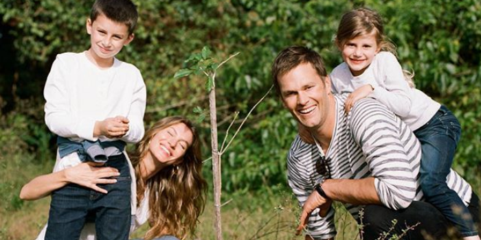 portalR7's tweet photo. Gisele Bündchen planta 40 mil árvores para aniversário de 40 anos  https://t.co/9byhkSBkMF https://t.co/BdbO2gmu7F