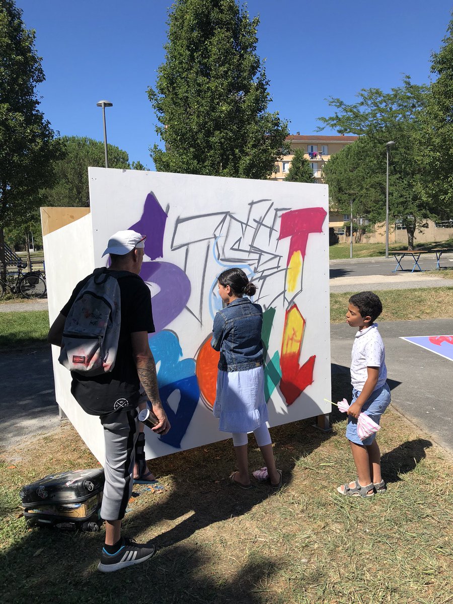 Kbertonazzi's tweet photo. Les cultures urbaines à l’honneur avec la 1ère œuvre d’art sur le play ground 🏀d’Ousse des Bois @Ville_Pau réalisée par le collectif bordelais Royal Béton et la participation des jeunes du quartier. 👏👏aux équipes du centre social du Hameau et tous les acteurs impliqués! https://t.co/ST3pf6pCXc