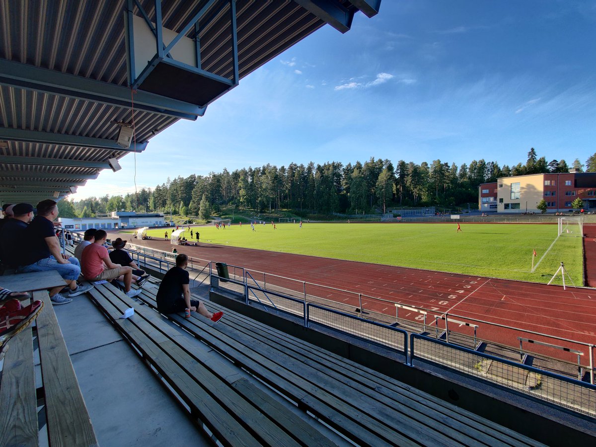 Tommin ViihdeViikon kruununa lauantai-illan @MiestenK kamppailu FCV -  Kemi City FC. <a href="/ItaahoTeemu/">Teemu Itäaho</a> n elämän ensimmäisen paikan päältä seuratun jalkapallo-ottelun kruununa Valtteri Lohen loppunumerot 3-1 sinetöinyt soolo-osuma. Kiitos @FCVaajakoski !