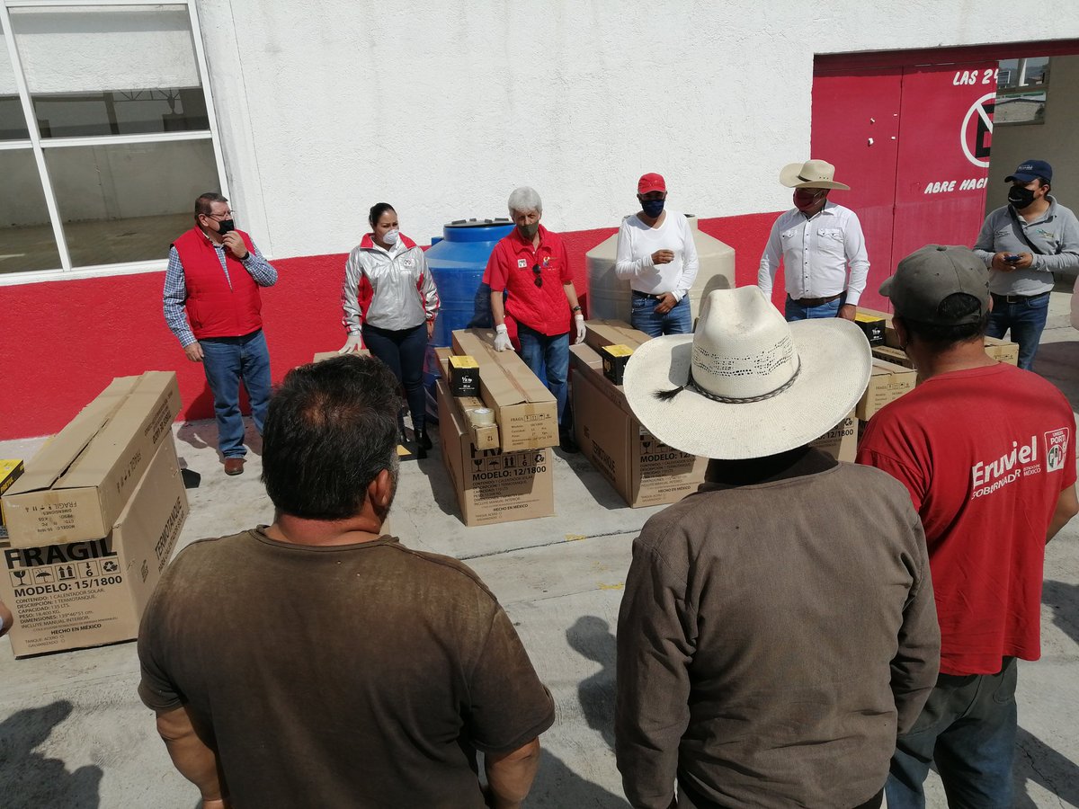 Pri_Jilotepec's tweet photo. #SeguimosTrabajando
#DirigenciaPRIJilotepec 
En el PRI de Jilotepec aún en tiempos difíciles seguimos beneficiando a la Economía con la entrega de paquetes de calentadores solares y tinacos a bajo costo beneficiando hasta el momento a más de ⚠️750 familias de nuestro Municipio⚠️ https://t.co/FbYM8rwnkY