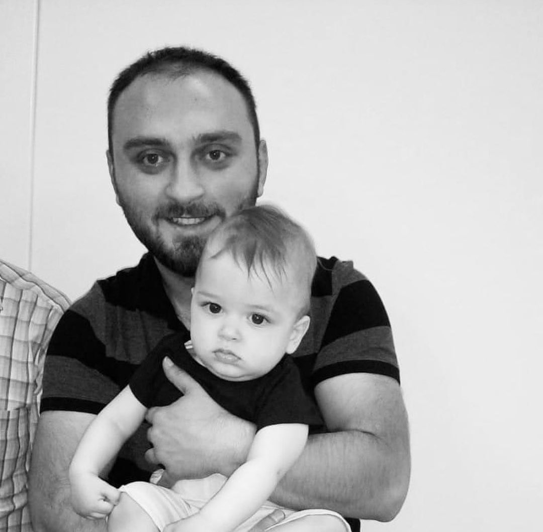 PolisHaberVideo's tweet photo. Atakan, Erman, Erkan...
Kim bilir!
Her biri, ne güzel babaydı..
Severlerdi evlatlarını
Öperlerdi, koklarlardı..
Kalleş bir saldırıda;
Şehit olmasalardı... https://t.co/c3fG1iKh8S