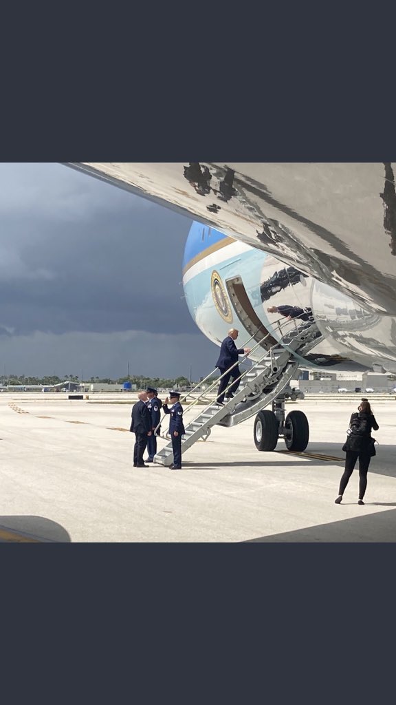 JoanCat6's tweet photo. @CNN I guess little Donnie feels better about himself not seeing those mean presidents who were so much more popular than him. Trump is also so jealous of those strong presidents, trump is so physically weak he has to take the little boy steps up to air force 1. #NoTimeForTrump https://t.co/jJCXCQ5iSP