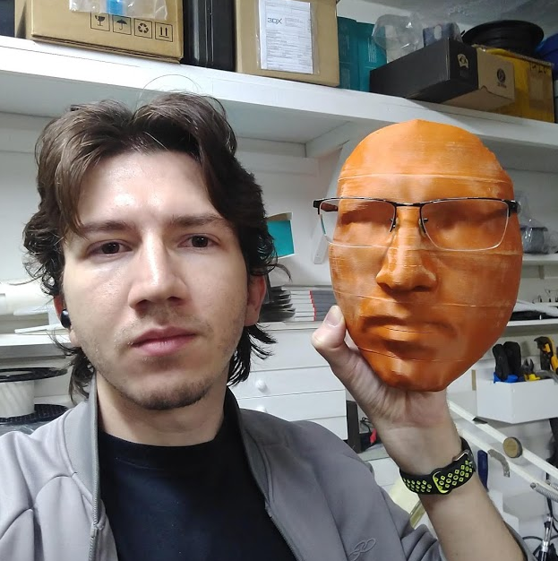 Meu óculos encaixa certinho no clone.
Peça já o seu clone!

Captura com o Sense, ajustado no Meshmixer, impresso em ABS (daí as rachaduras na peça).

#3dscanning #3dprint #meshmixer 
<a href="/3dsystems/">3D Systems</a>
 #3dsystems 
<a href="/meshmixer/">meshmixer</a>