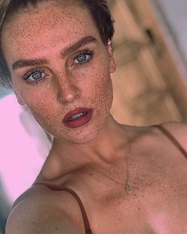 withuma22's tweet photo. Bana çillerimi sevdirdiğin için, insanların ‘çilli benek, çilli yüz demelerini’ umursamamayı öğrettiğin için teşekkür ederim Perrie. 🤍🥺#PerrieEdwards https://t.co/6W6v7Q4CoR
