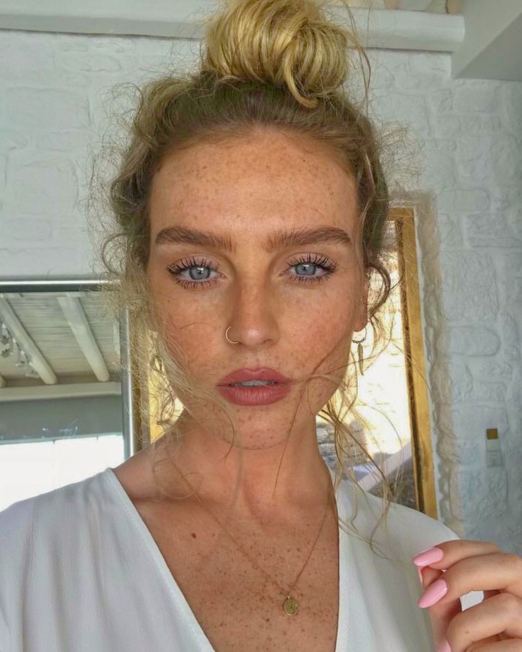 withuma22's tweet photo. Bana çillerimi sevdirdiğin için, insanların ‘çilli benek, çilli yüz demelerini’ umursamamayı öğrettiğin için teşekkür ederim Perrie. 🤍🥺#PerrieEdwards https://t.co/6W6v7Q4CoR